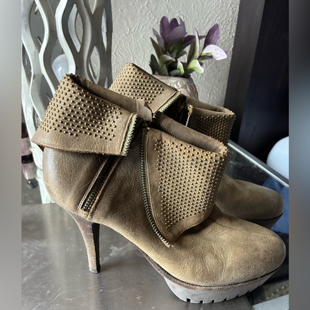 Vero Cuoio Brown Studded Heeled Boots